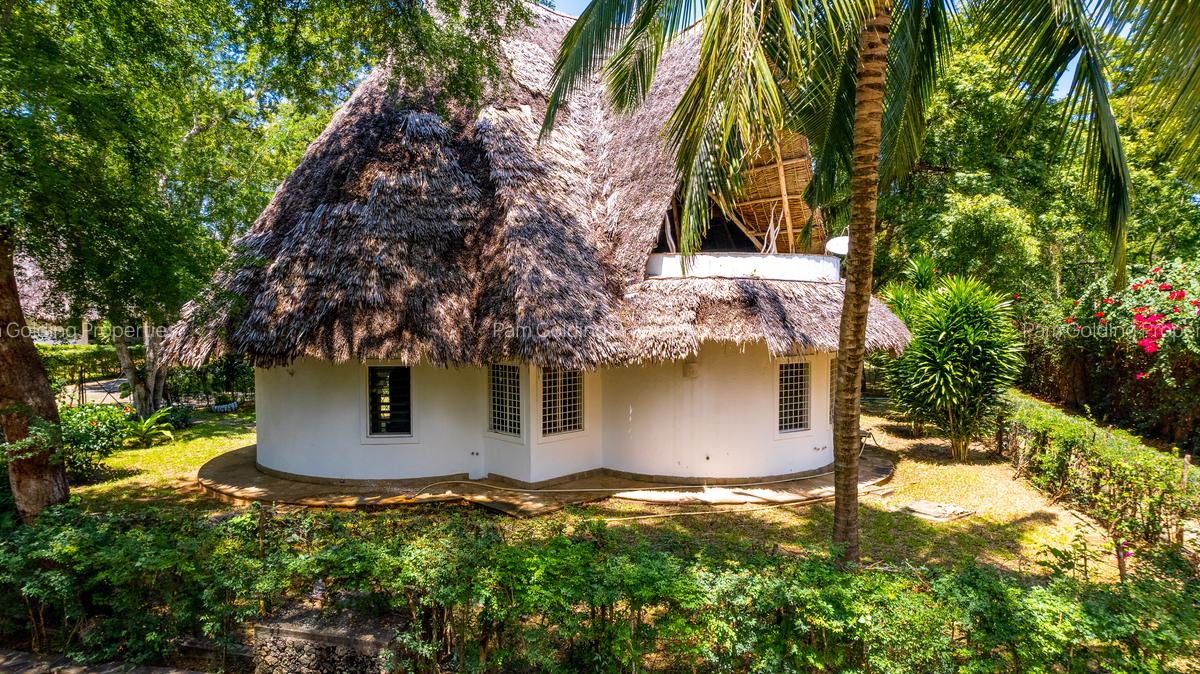 2 Bed Villa with Swimming Pool at Golf Coarse Road - 2