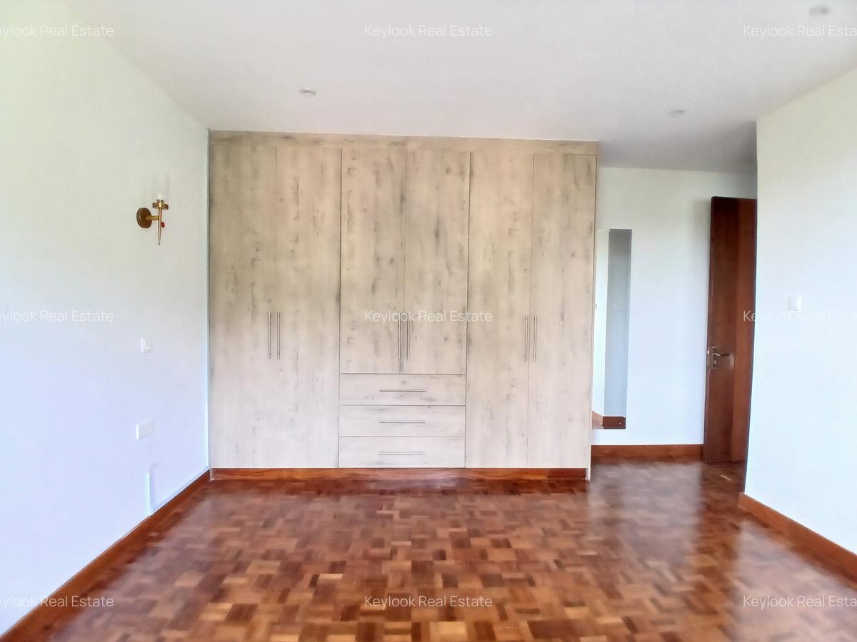 5 Bed Townhouse with En Suite at Lavington Green - 12