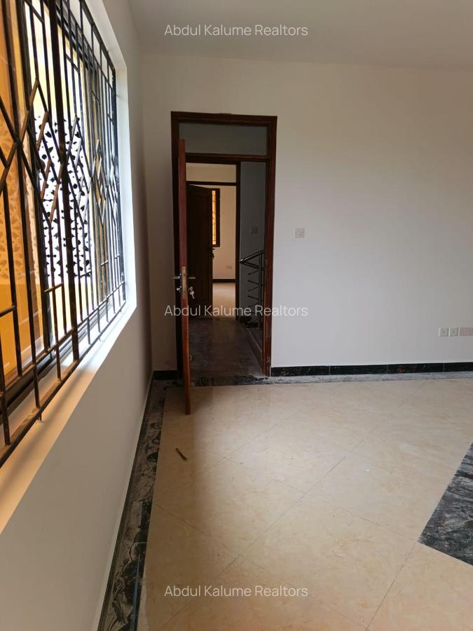 Serviced 2 Bed Apartment with En Suite at Tudor - 10