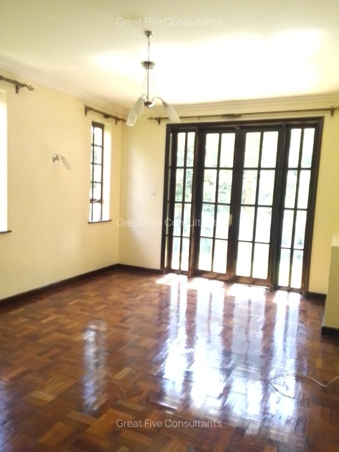 4 Bed Villa with En Suite in Rosslyn - 11