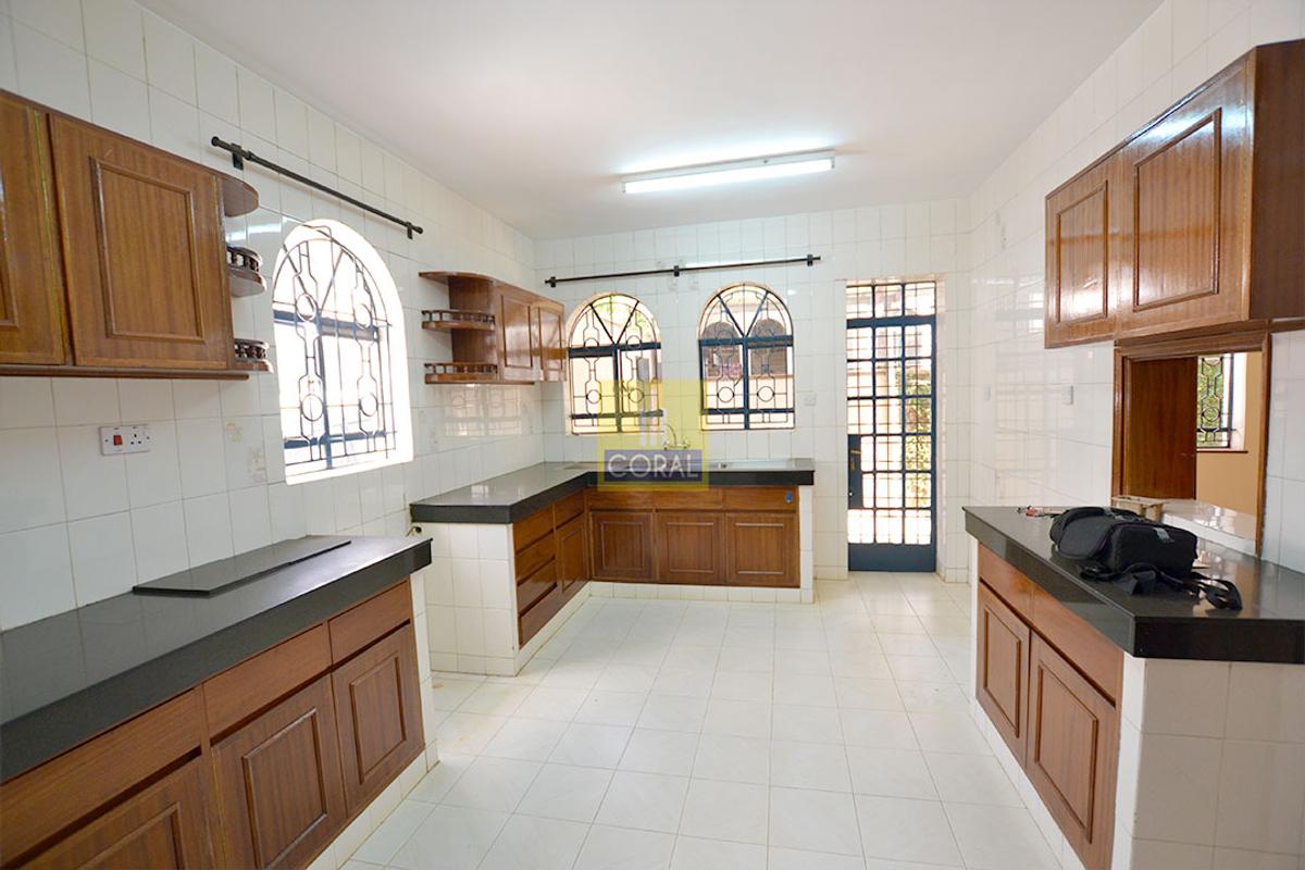 5 Bed Villa with En Suite in Westlands Area - 3