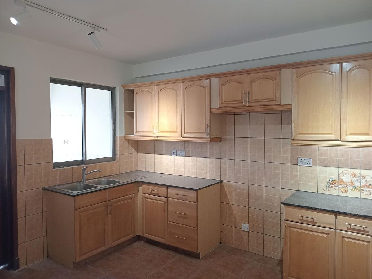 4 Bed Apartment with En Suite in Parklands - 2