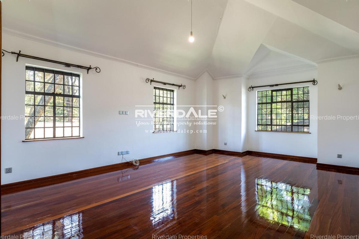 4 Bed Villa with En Suite in Westlands Area - 11