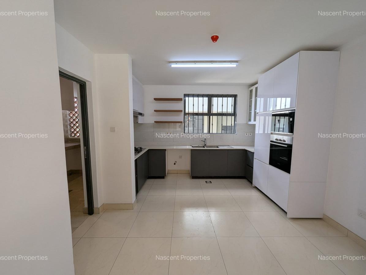 4 Bed Apartment with En Suite in Rosslyn - 17