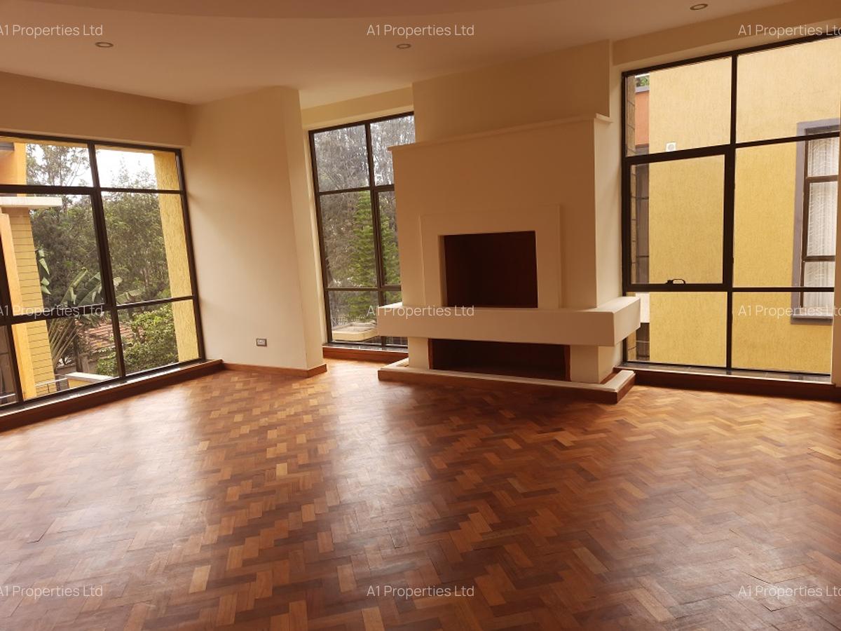 5 Bed Townhouse with En Suite in Lavington - 2