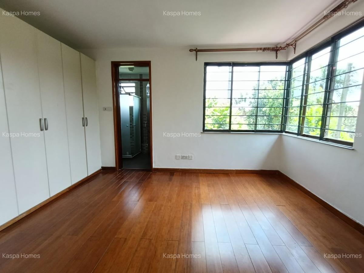 5 Bed House with En Suite in Lavington - 9