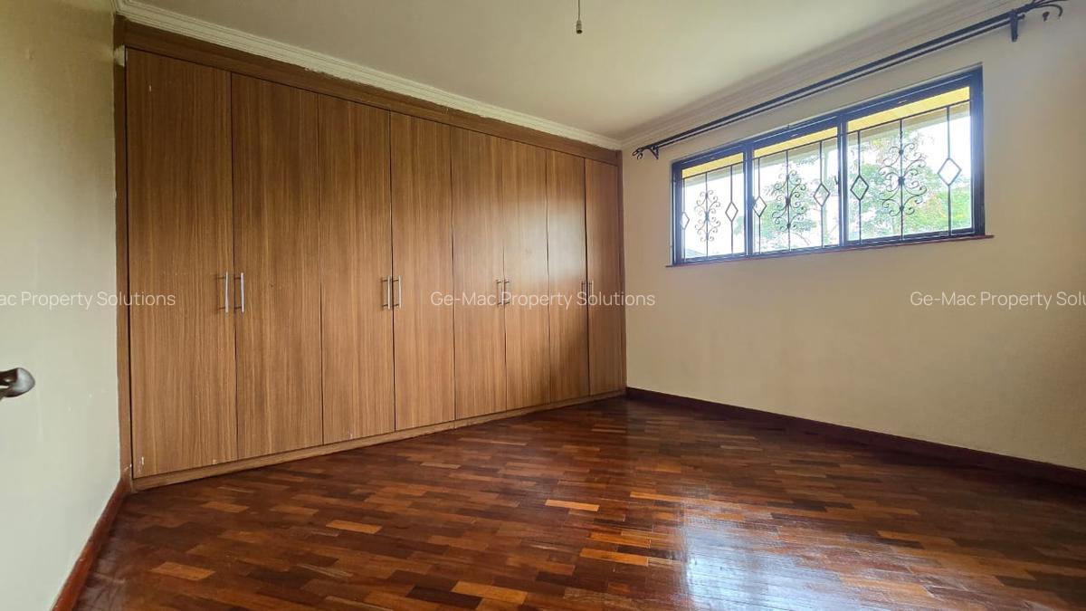 4 Bed House with En Suite in Garden Estate - 12