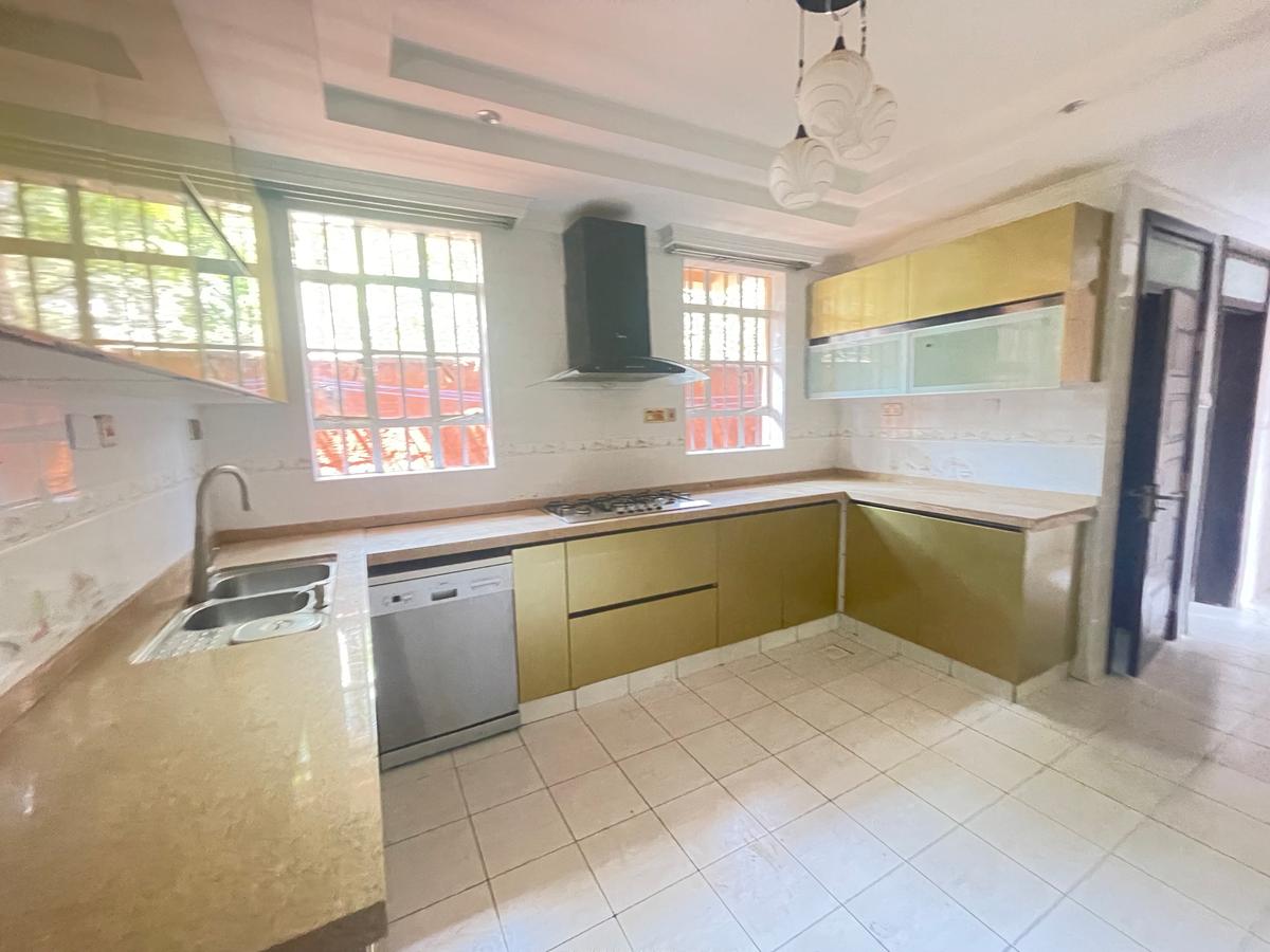 5 Bed Townhouse with En Suite in Lavington - 2