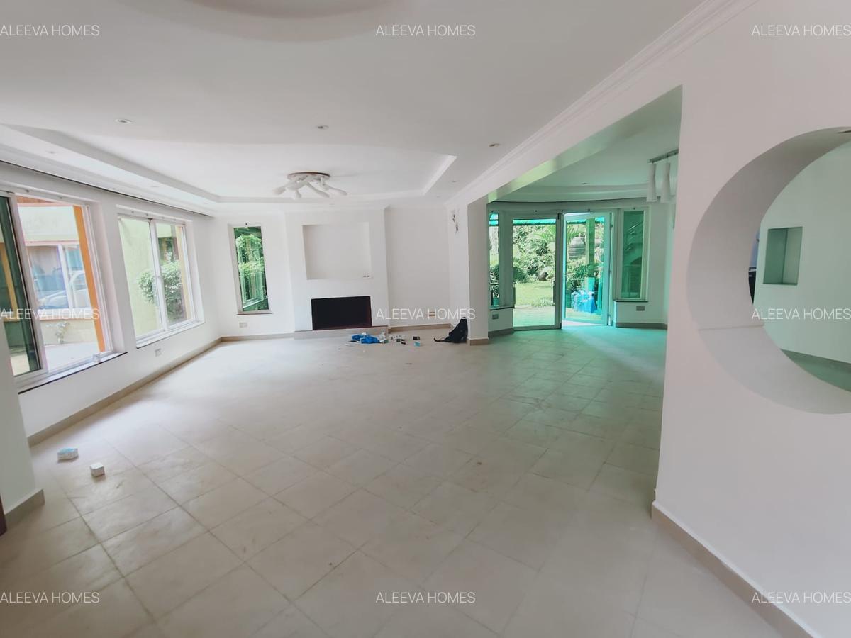 4 Bed Villa with En Suite in Riverside - 5