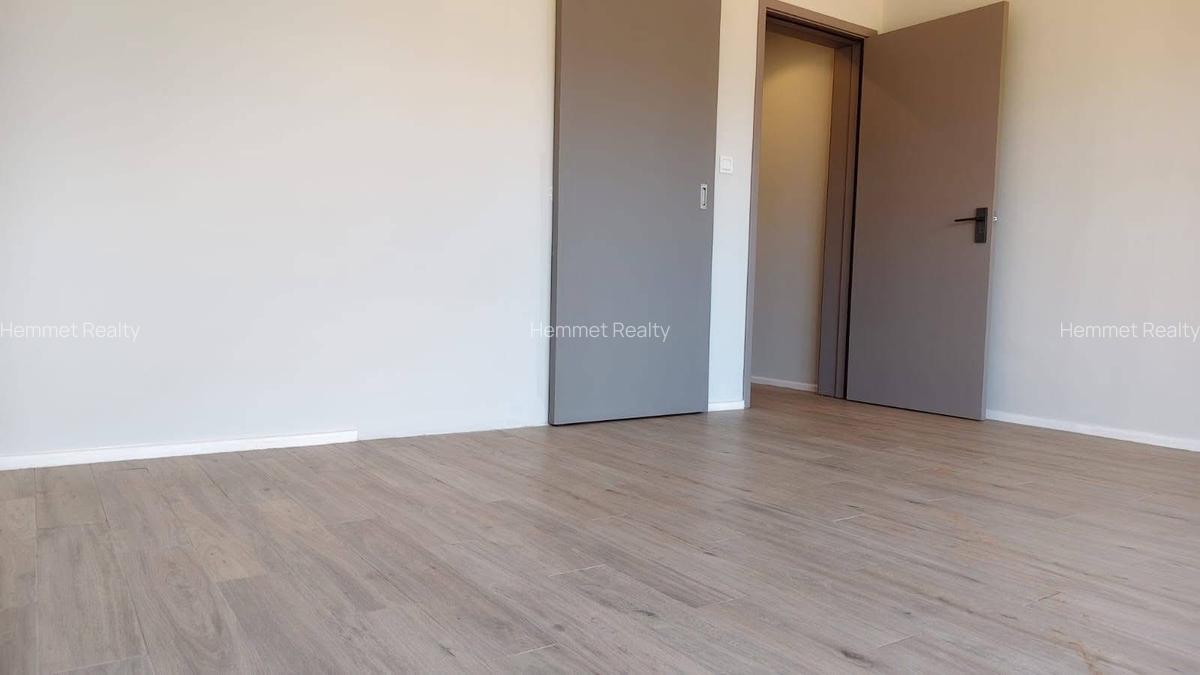 3 Bed Apartment with En Suite in Nyari - 10