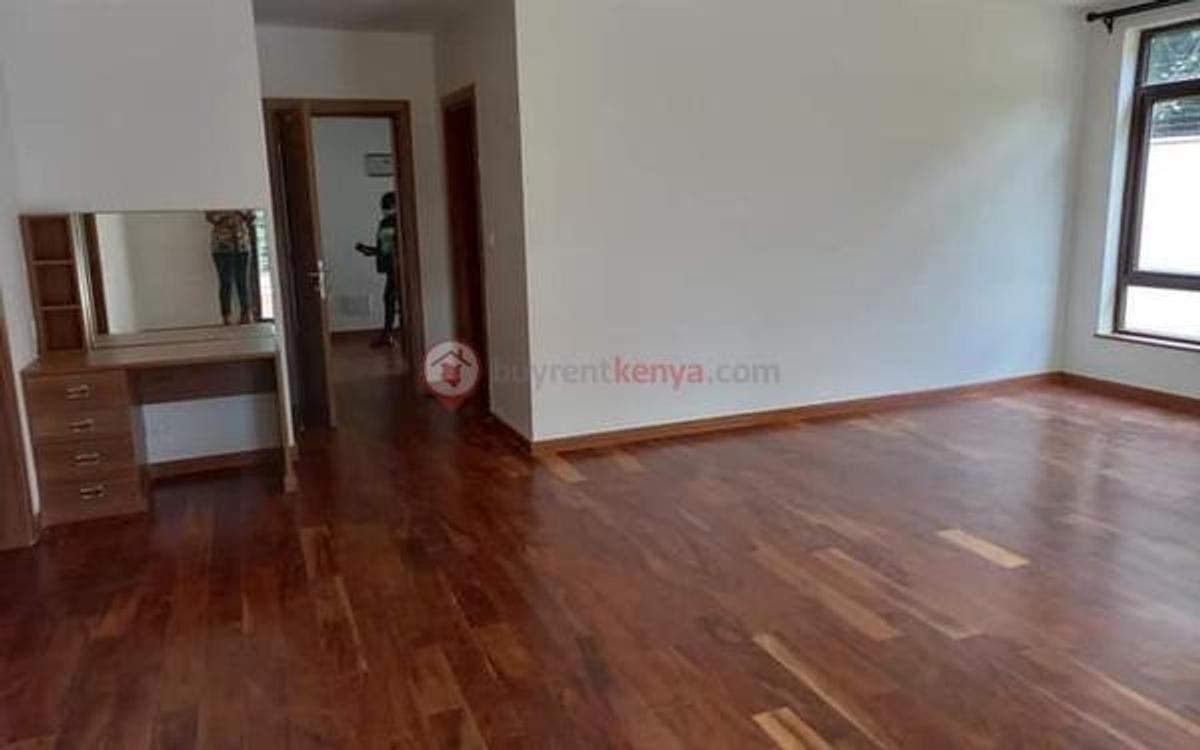 5 Bed Townhouse with En Suite at Lavington - 5