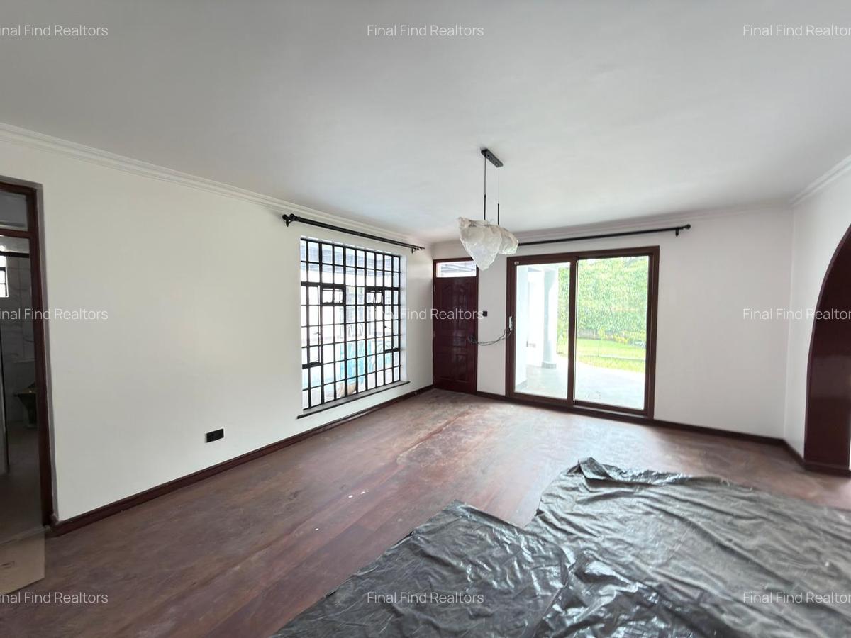 5 Bed House with Swimming Pool in Windsor - 10