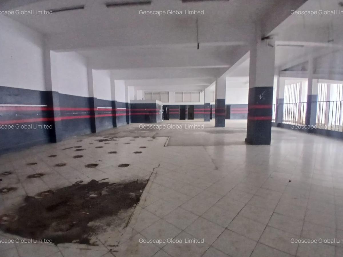 6,499 ft² Warehouse with Parking in Industrial Area - 1