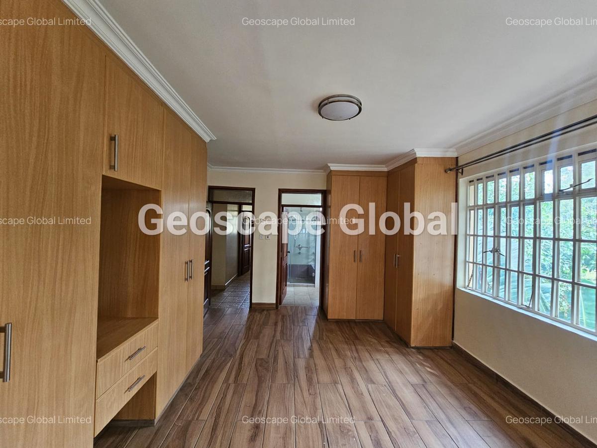 4 Bed House with En Suite in Rosslyn - 3