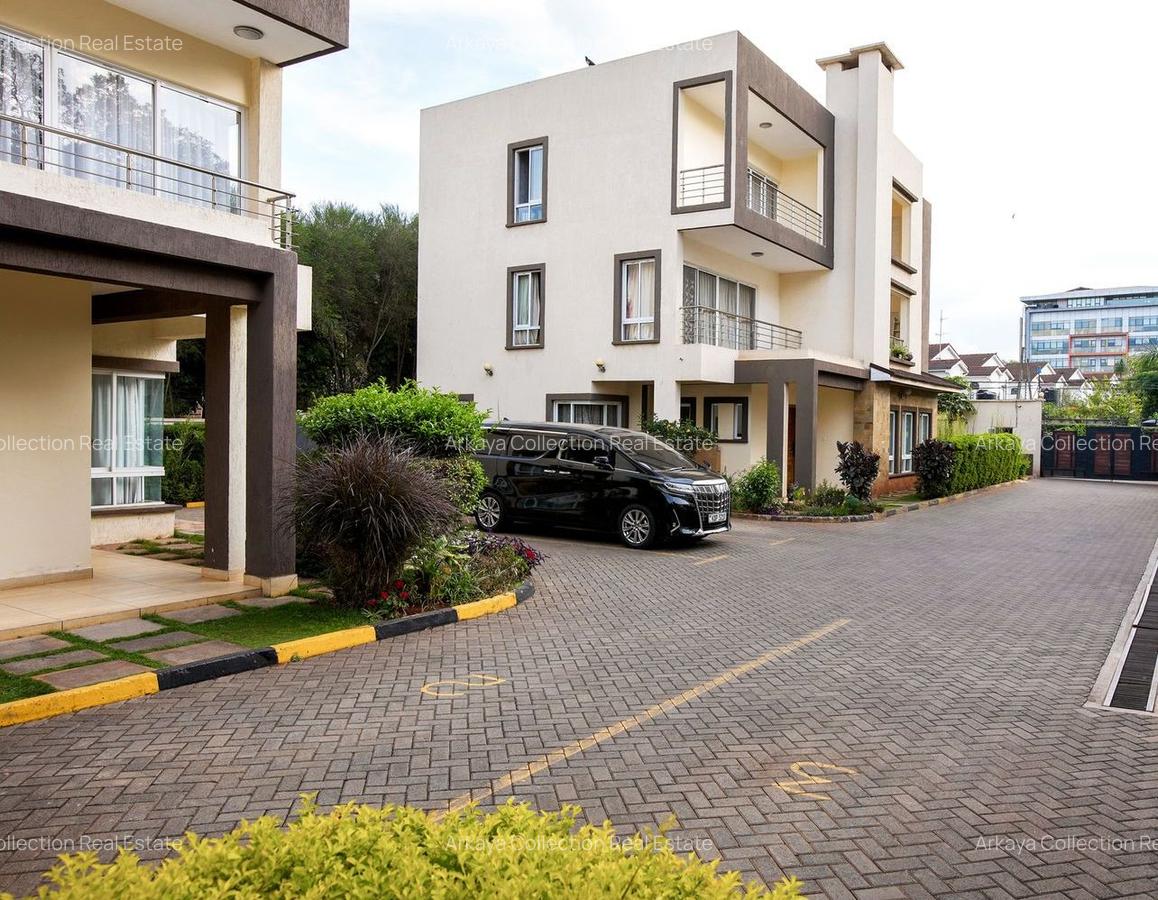 5 Bed House with En Suite in Lavington - 1