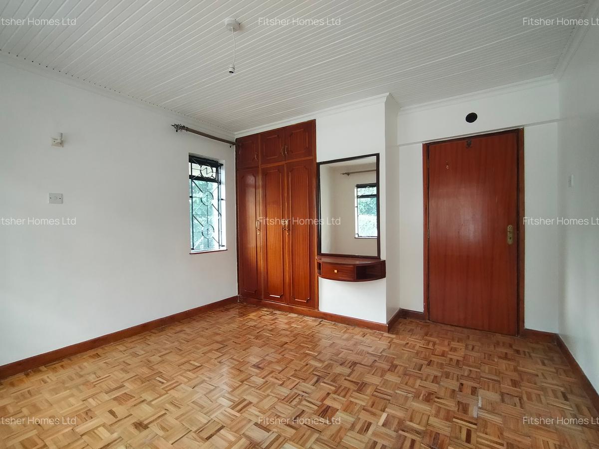 4 Bed House with En Suite in Lavington - 13