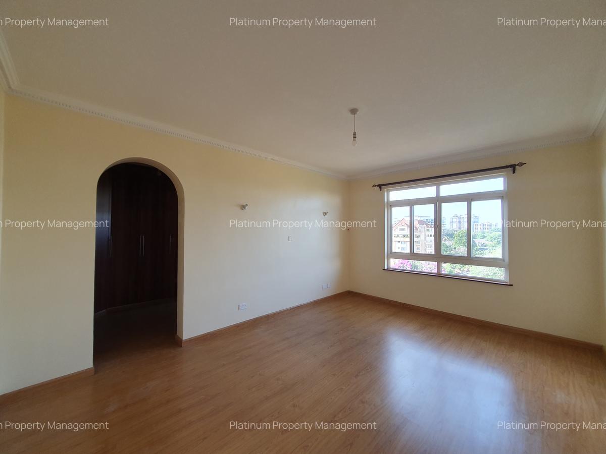 3 Bed Apartment with En Suite at Brookside - 12