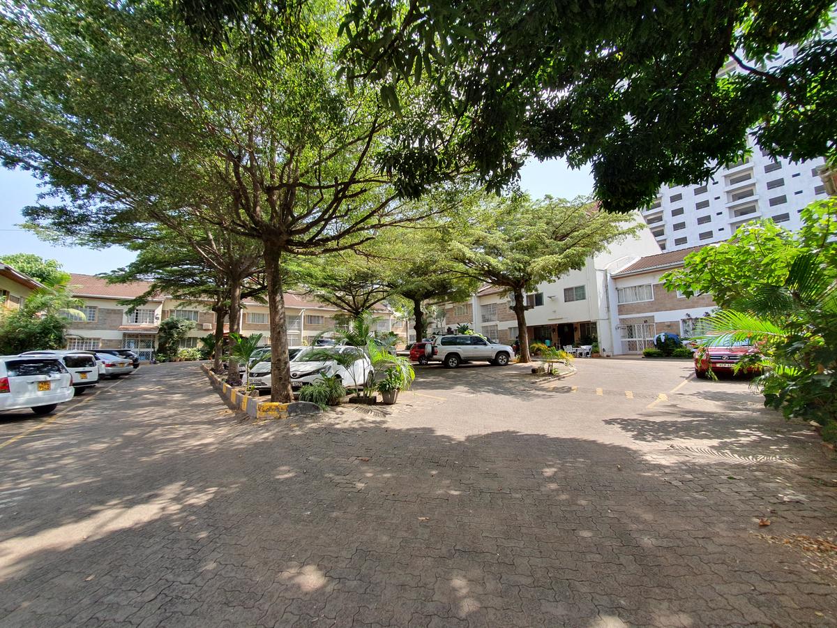 4 Bed House with En Suite in Parklands - 20