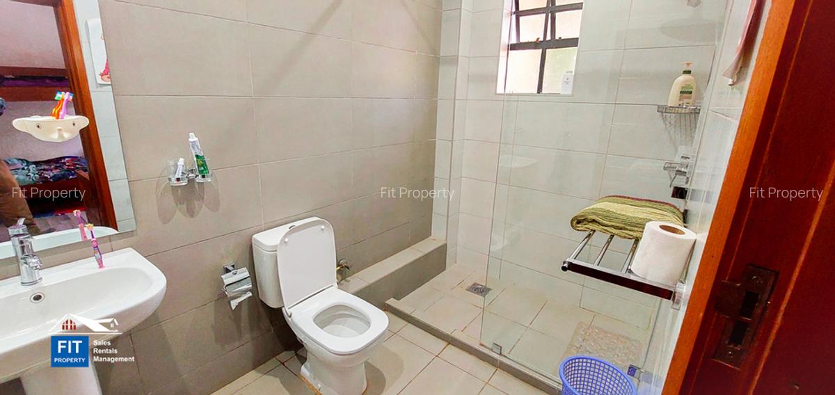 4 Bed House with En Suite in Ridgeways - 3