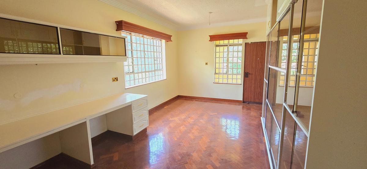 5 Bed House with En Suite at Flem Tree - 17