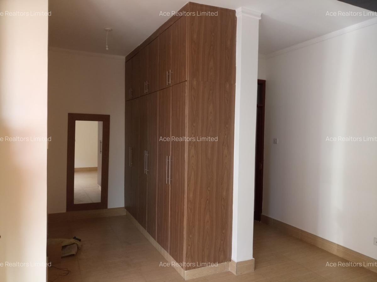 3 Bed Apartment with En Suite at Dennis Prit - 10