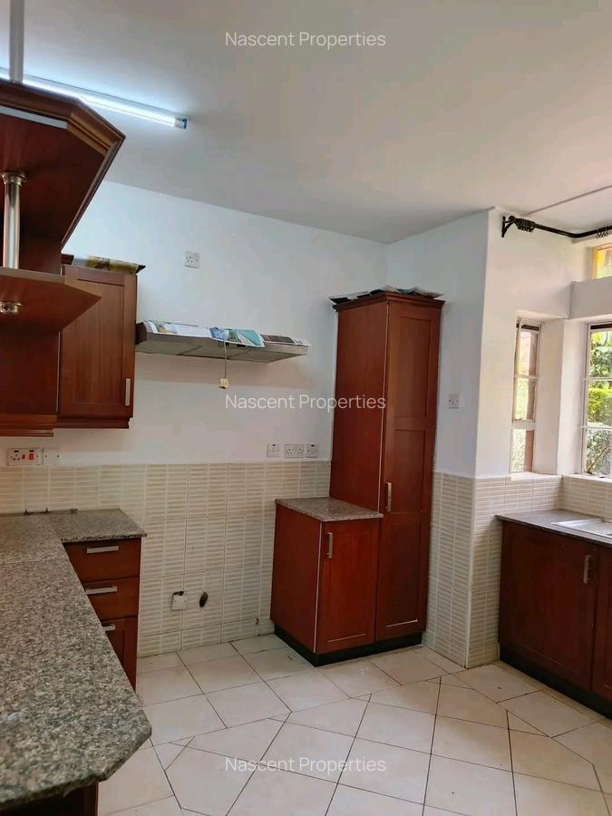 5 Bed House with En Suite in Rosslyn - 11