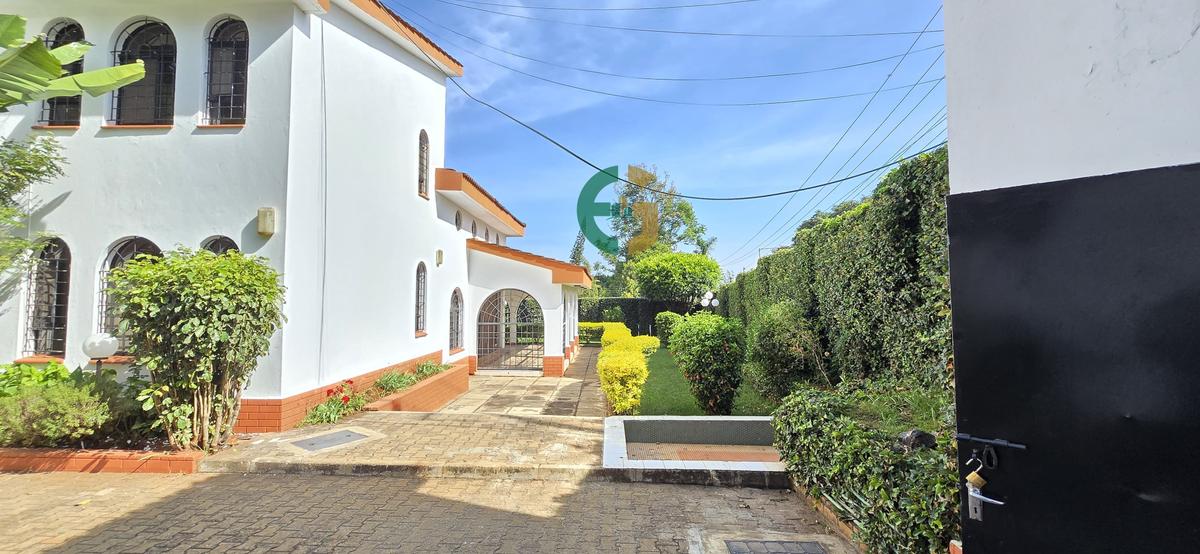 6 Bed Villa with En Suite in Lavington - 1