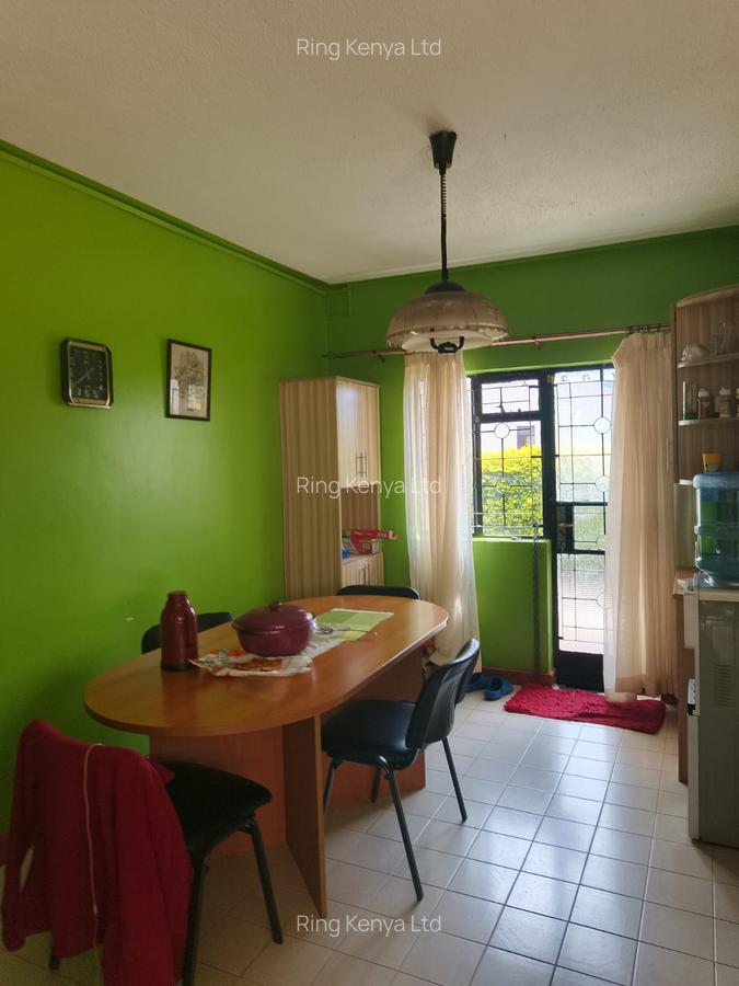 5 Bed House with Garden in Ridgeways - 4