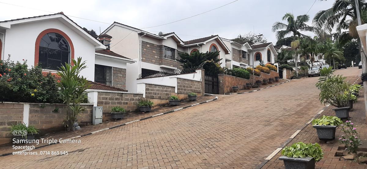 4 Bed Townhouse with En Suite in Spring Valley - 2