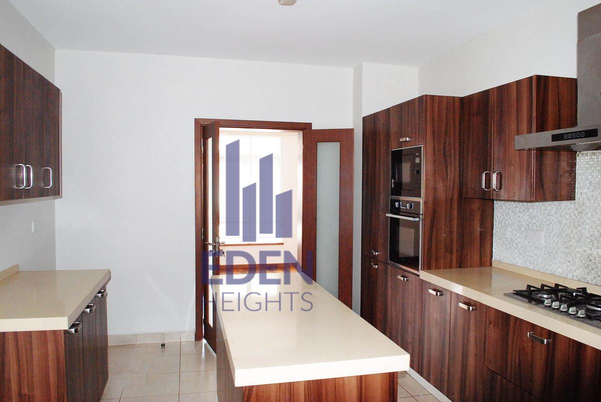 5 Bed Townhouse with En Suite in Lavington - 4