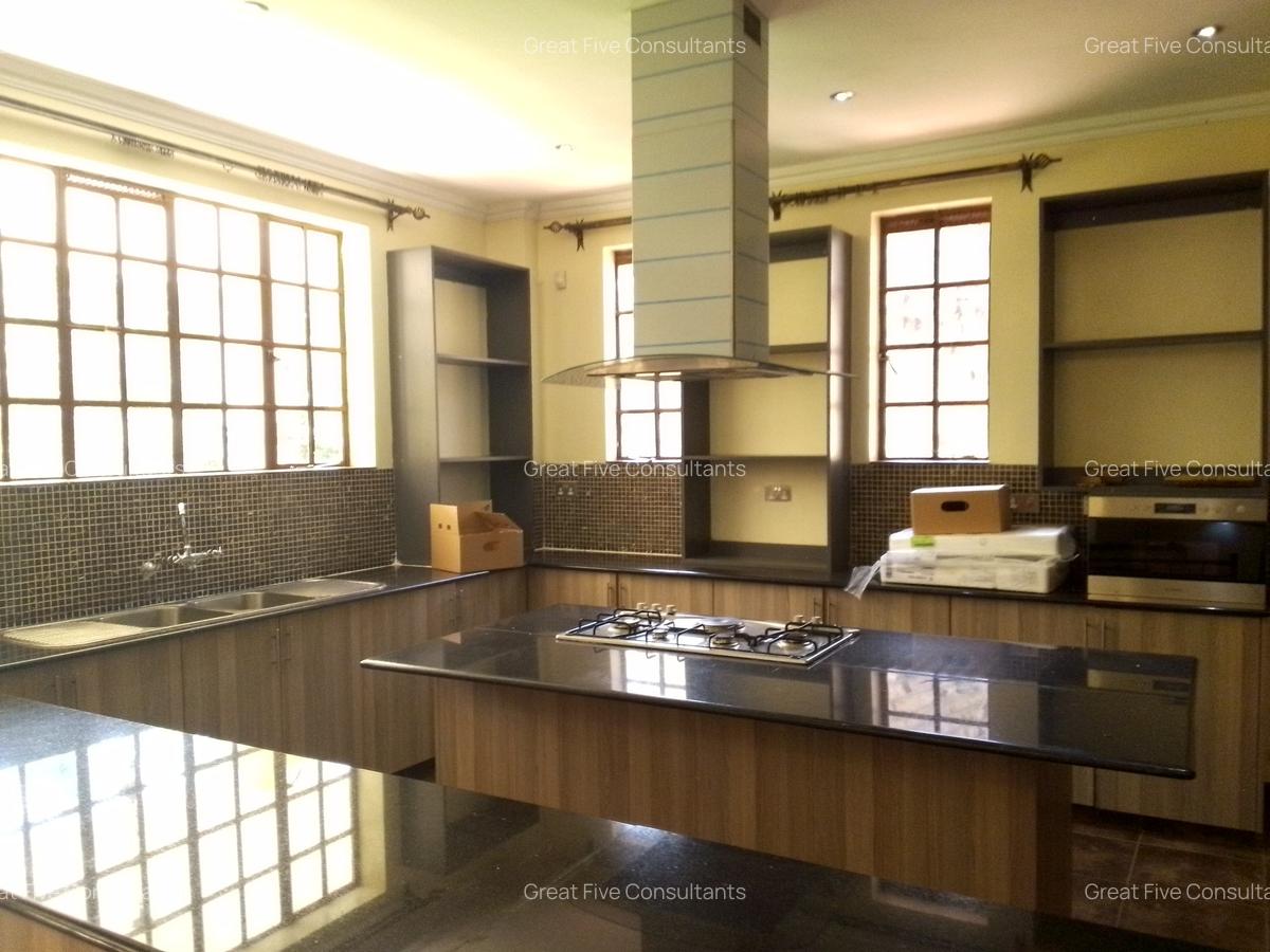 4 Bed Villa with En Suite in Rosslyn - 8