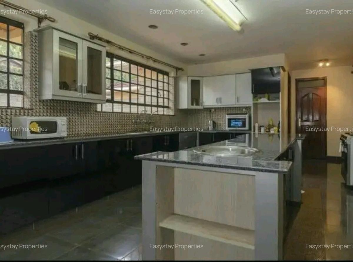 5 Bed House with En Suite in Runda - 10