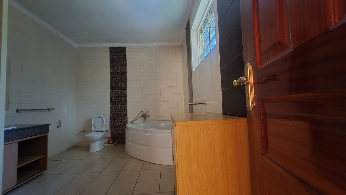 4 Bed House with En Suite in Lavington - 10