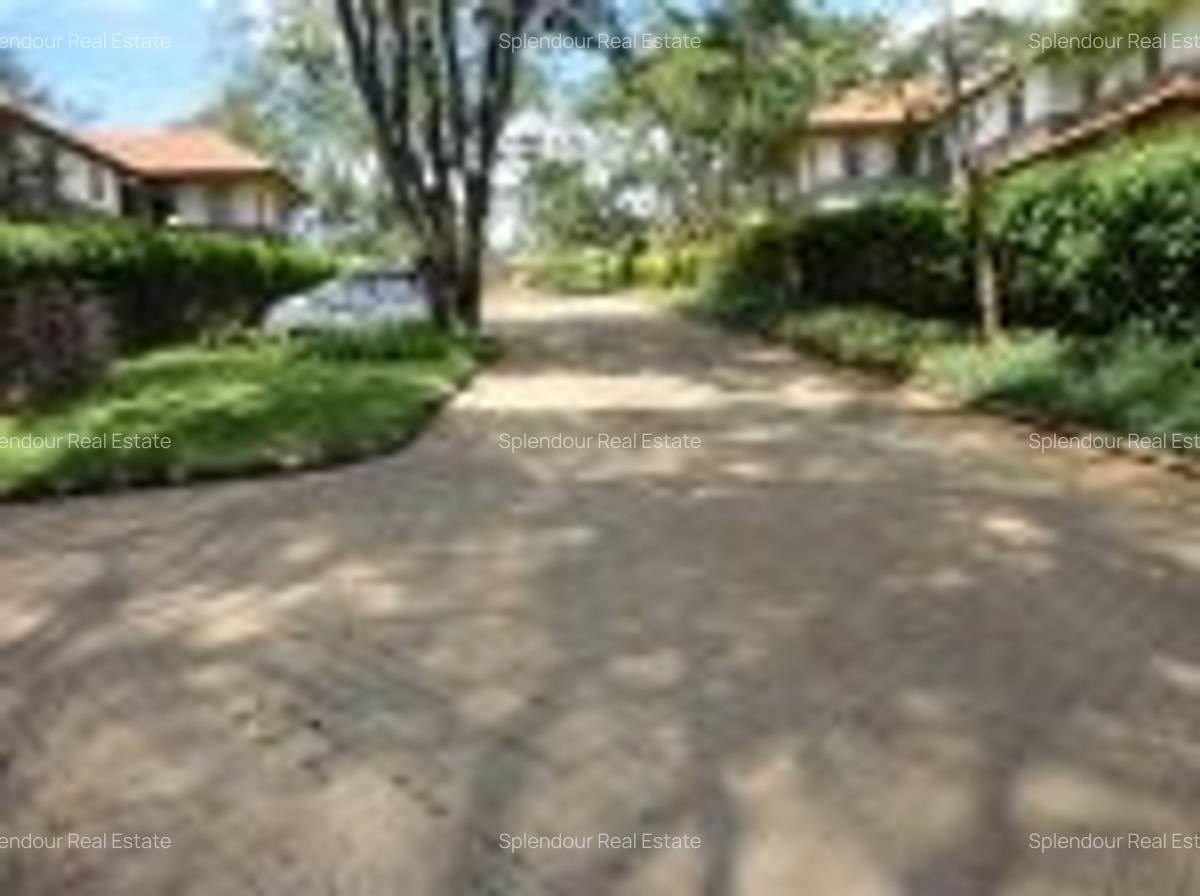 5 Bed Villa with En Suite in Rosslyn - 14