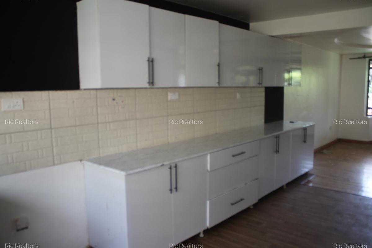 3 Bed House with En Suite at Karen - Fairacres - 13