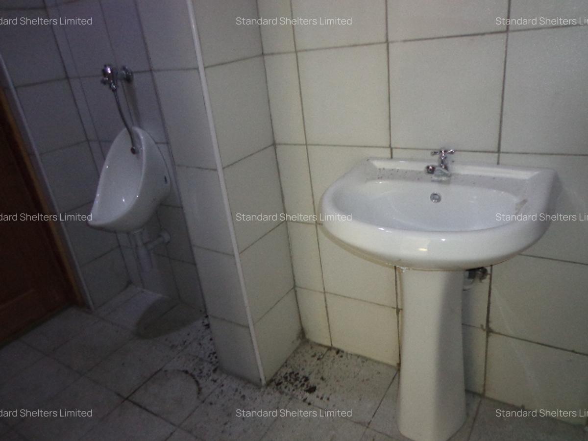 7,089 ft² Warehouse with Parking in Industrial Area - 13