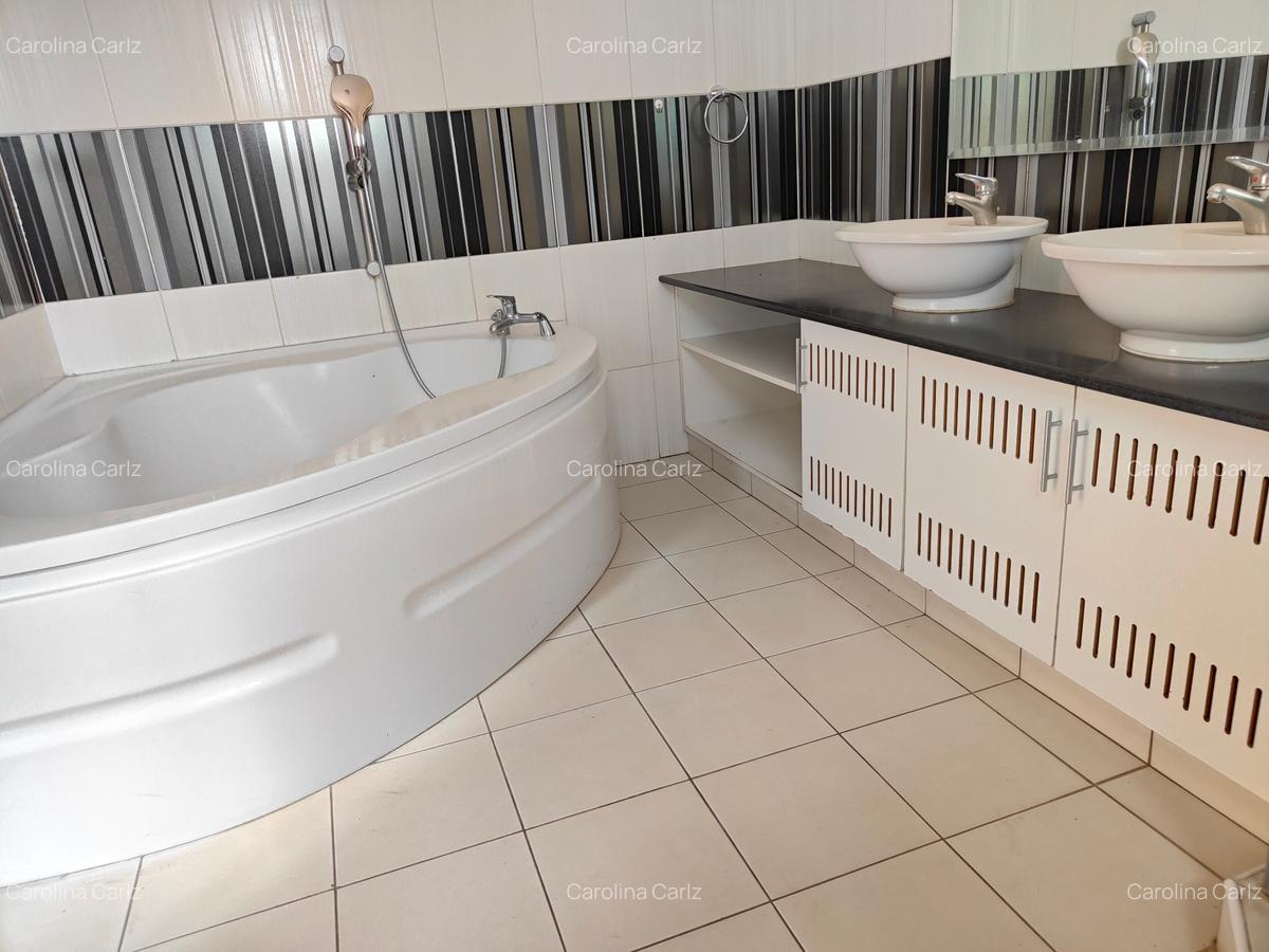 4 Bed Apartment with En Suite at Brookside Drive - 9