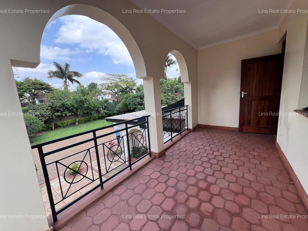 4 Bed House with En Suite in Mountain View - 17