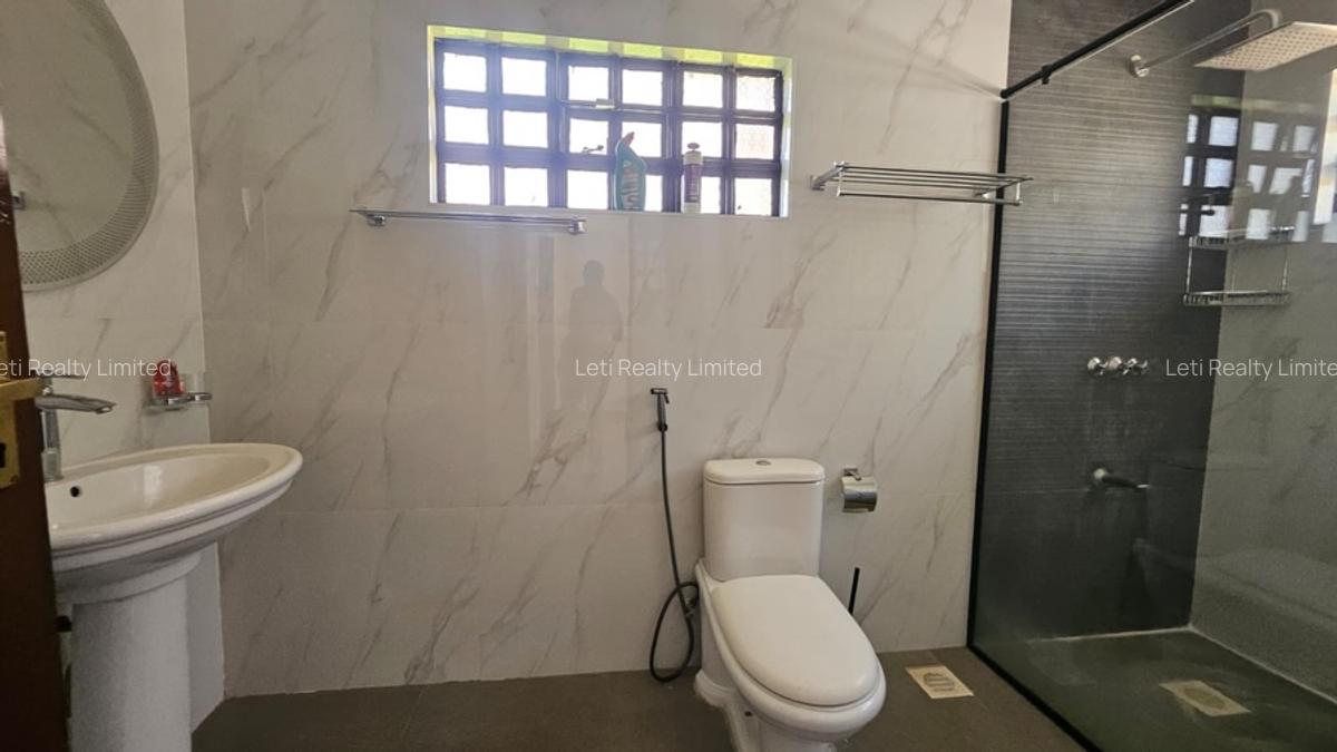 4 Bed House with En Suite in Lavington - 10