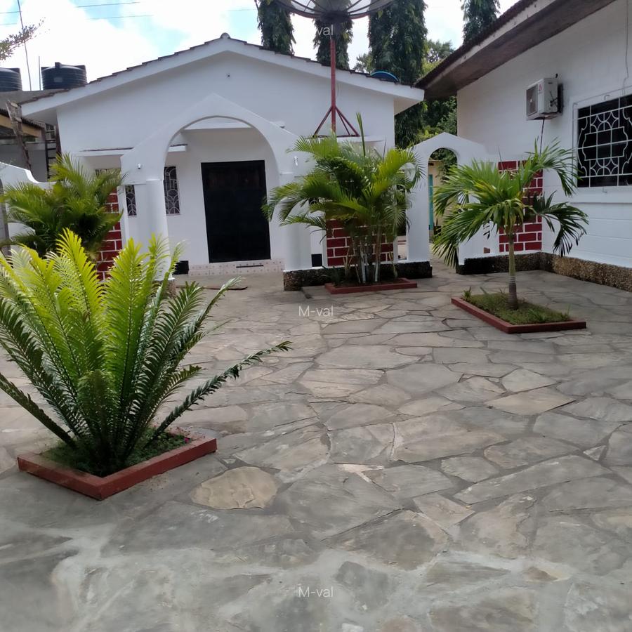 4 Bed Villa with En Suite at Casuarina - 9