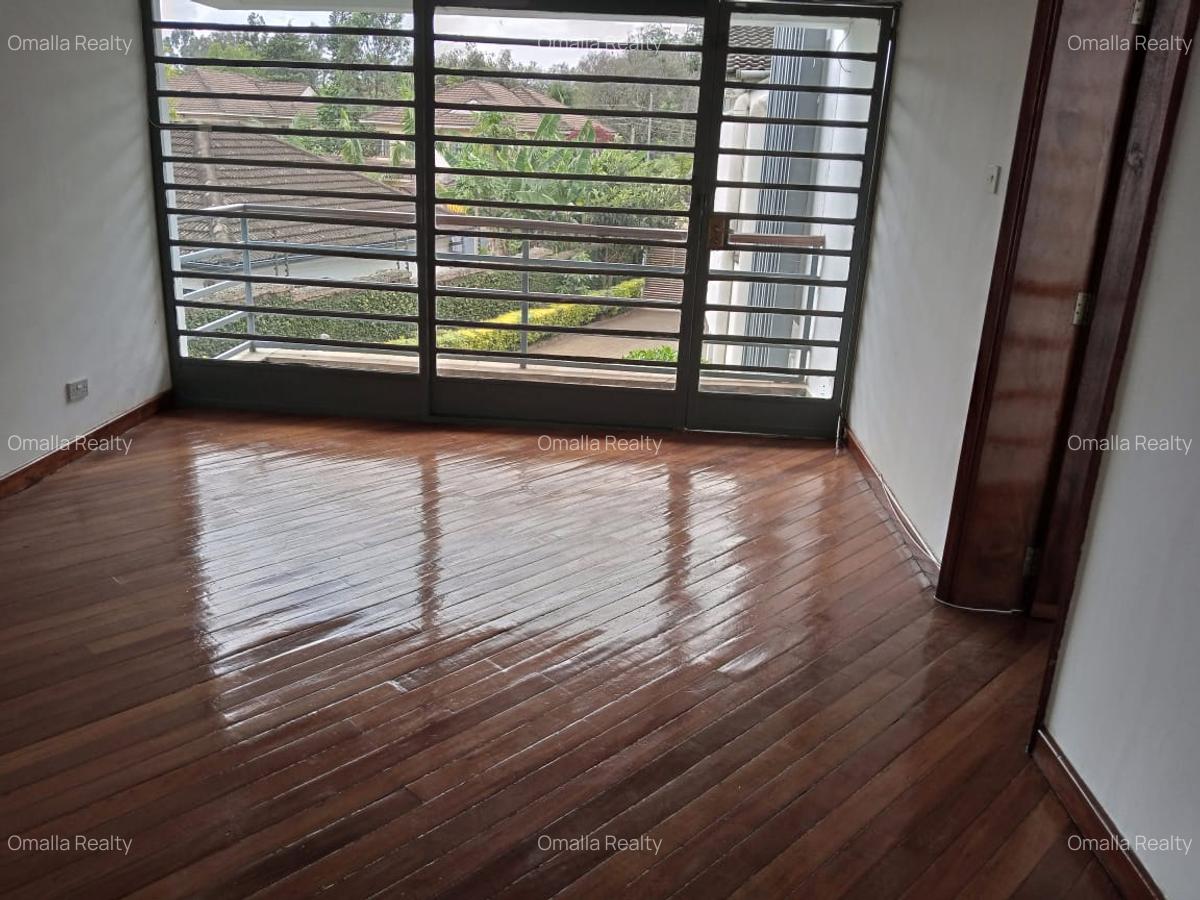 4 Bed House with En Suite in Lavington - 16