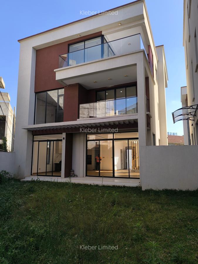 5 Bed Villa with En Suite in Lavington - 1