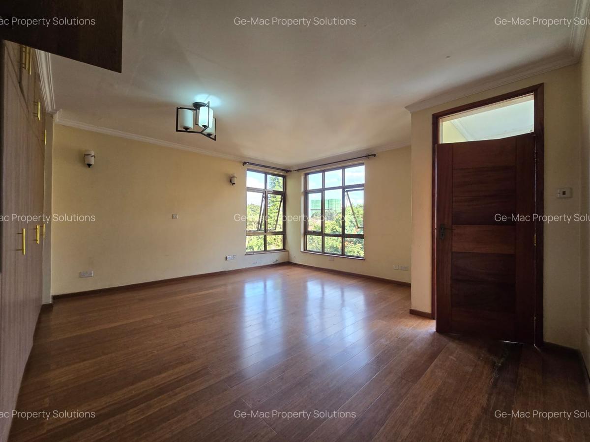 5 Bed House with En Suite in Lavington - 11