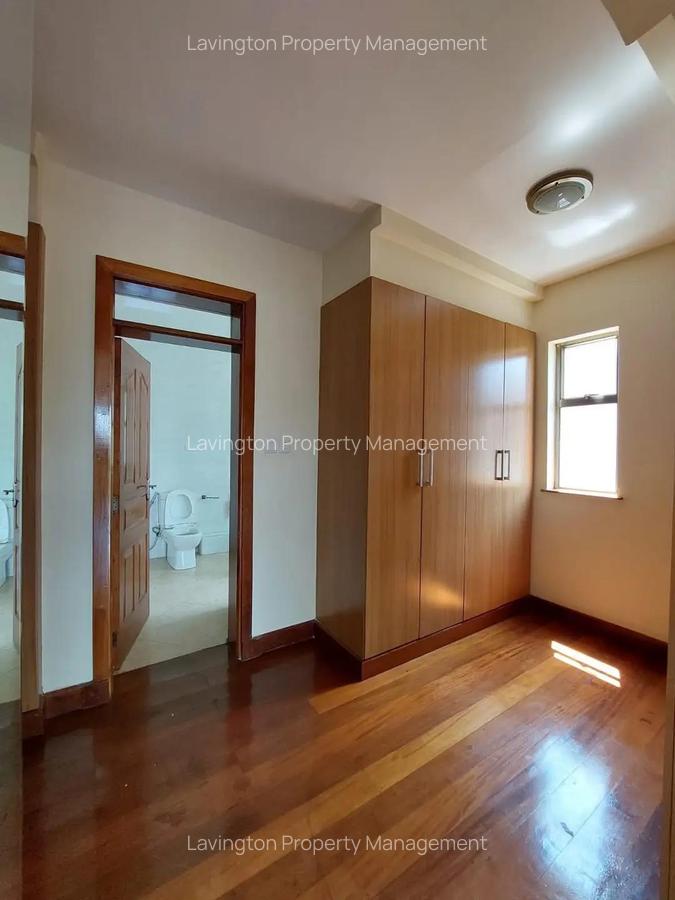 5 Bed House with En Suite at Lavington Green - 10