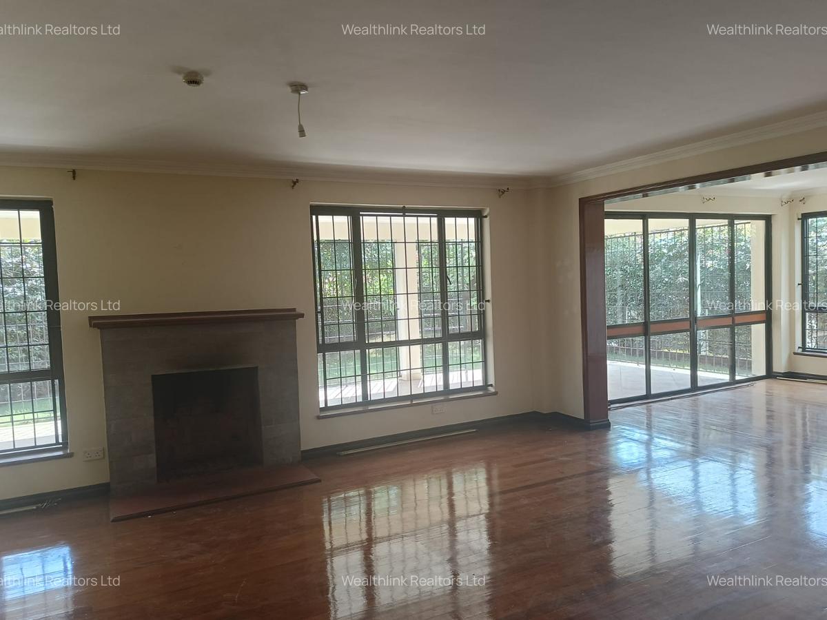 5 Bed Townhouse with En Suite at Horse Shoe Village - 7