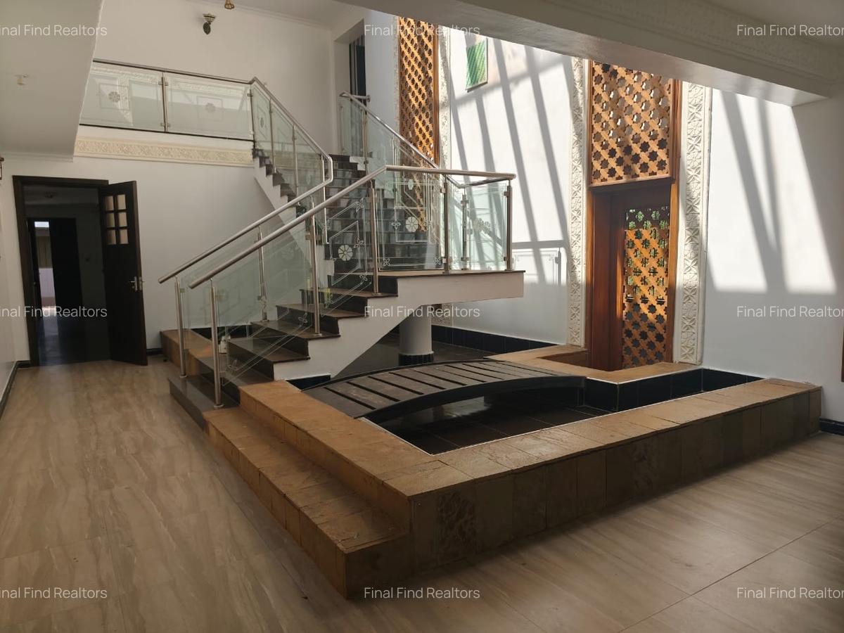 6 Bed House with En Suite in Runda - 4