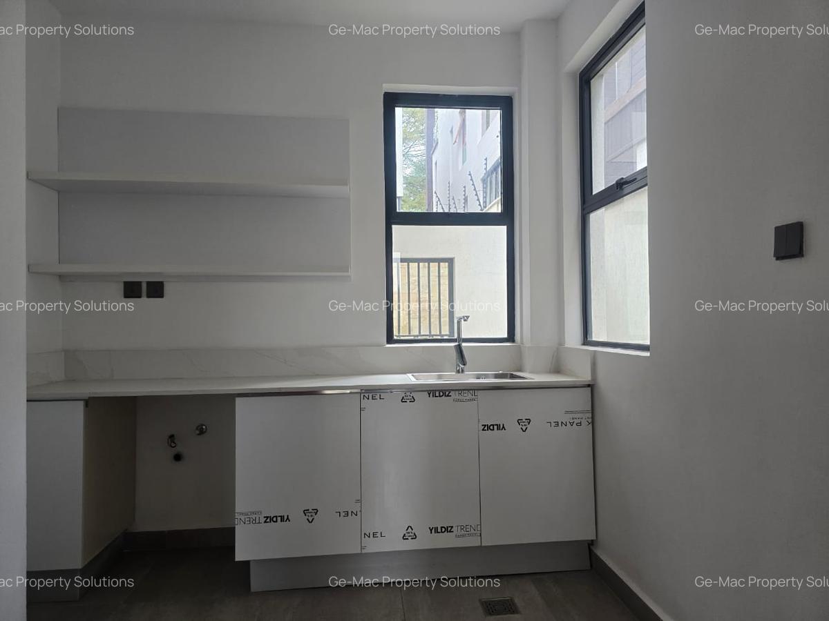 5 Bed House with En Suite in Lavington - 10