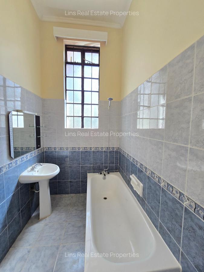 4 Bed House with En Suite in Runda - 14