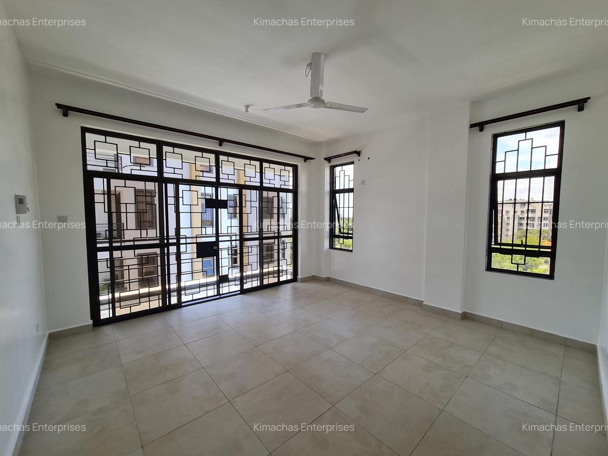 3 Bed Apartment with En Suite at Green Wood Drive - 8