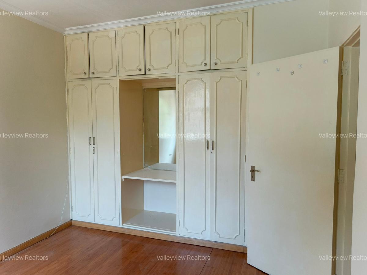 4 Bed Townhouse with En Suite at Lavington - 16